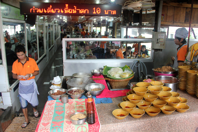 boat-noodle-alley-victory-monument.jpg